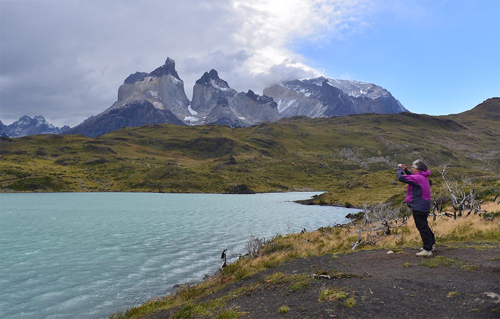 Viajera toma fotografía en Torres del Paine sin hacer trekking