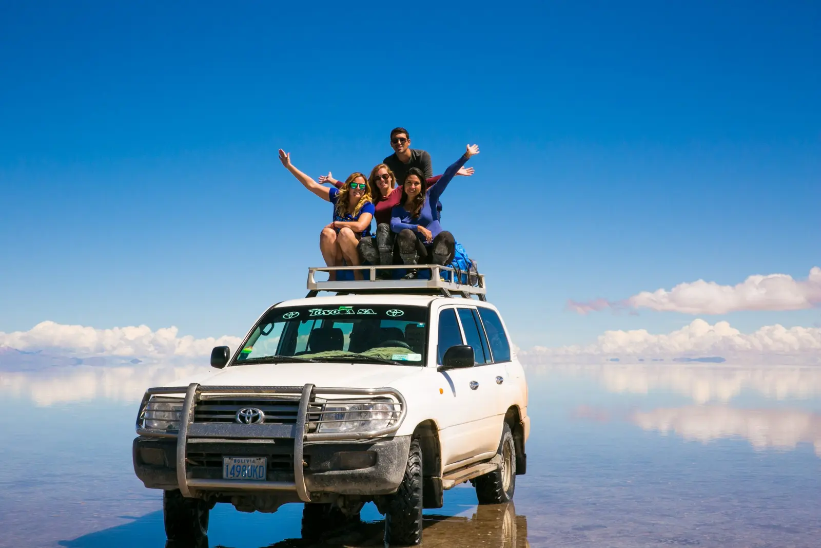 Jeep en Uyuni con pasajeros Nomades