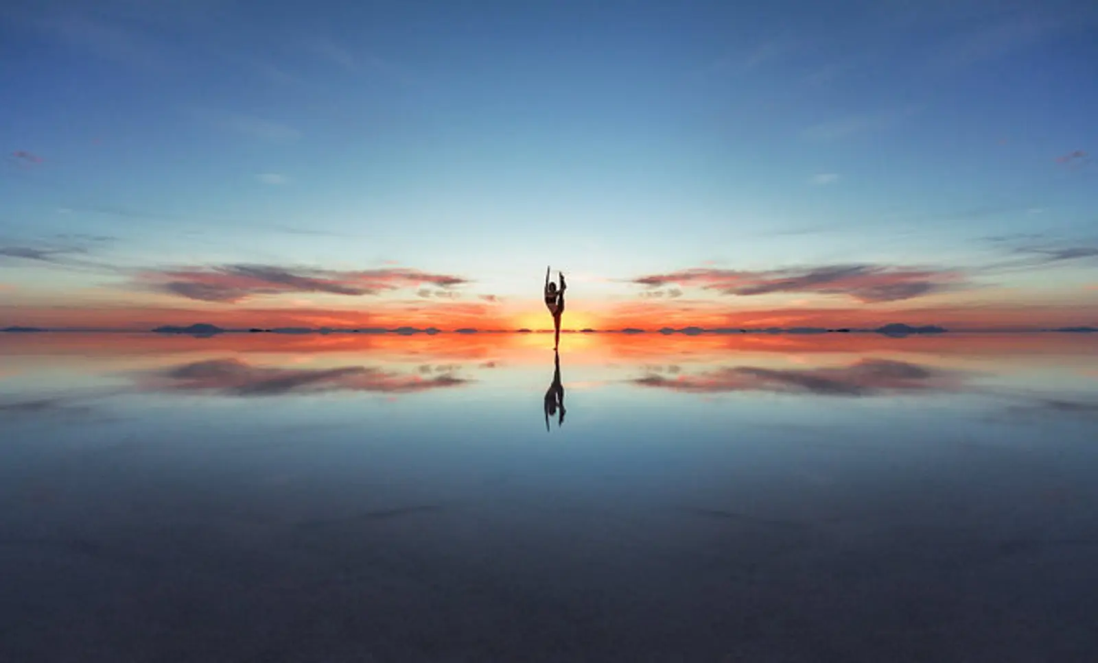 Viajante e o efeito espelho durante a melhor época para visitar o Salar de Uyuni