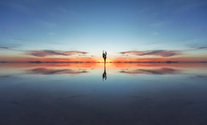 Viajante e o efeito espelho durante a melhor época para visitar o Salar de Uyuni