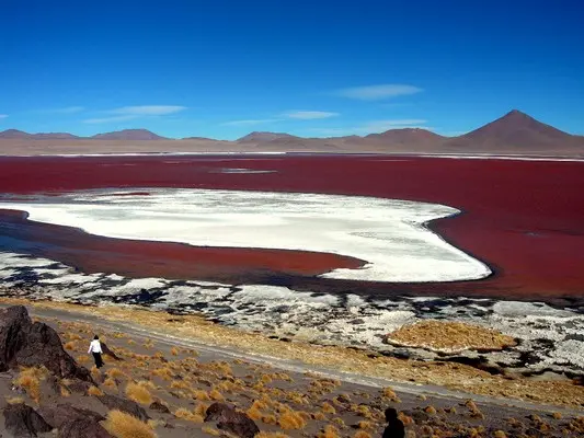 Laguna de color rojo en el camino hacia el Salar de Uyuni