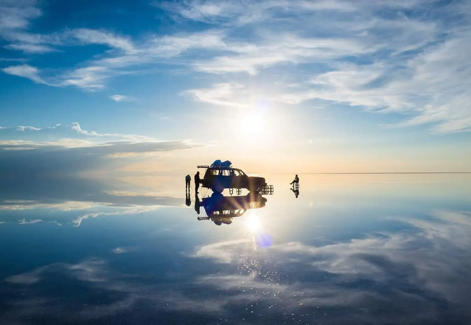 Vehículo con viajeros y el efecto espejo en el Salar de Uyuni