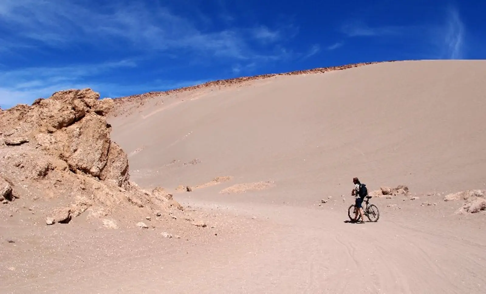 Viajante em sua bicicleta viaja pelo deserto do Atacama