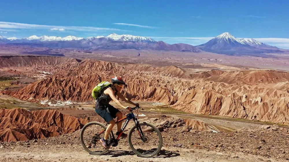 Viajero en su bicicleta recorriendo Atacama