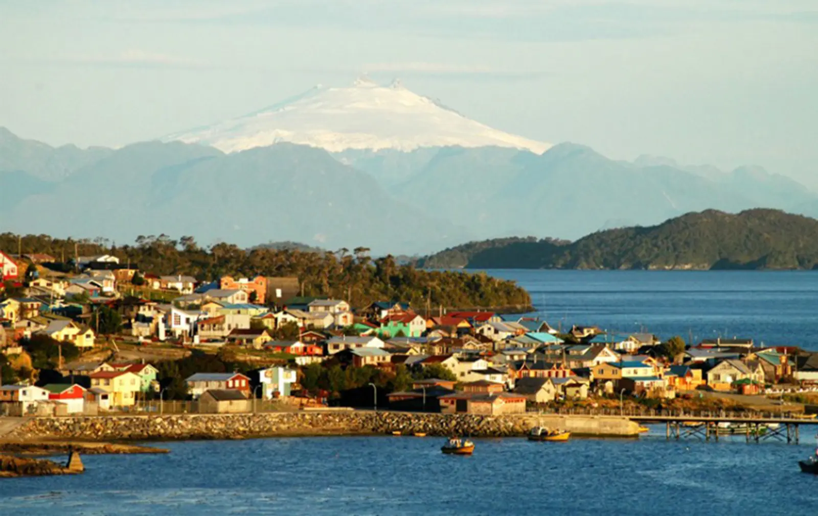 melinka-volcan-y-casas