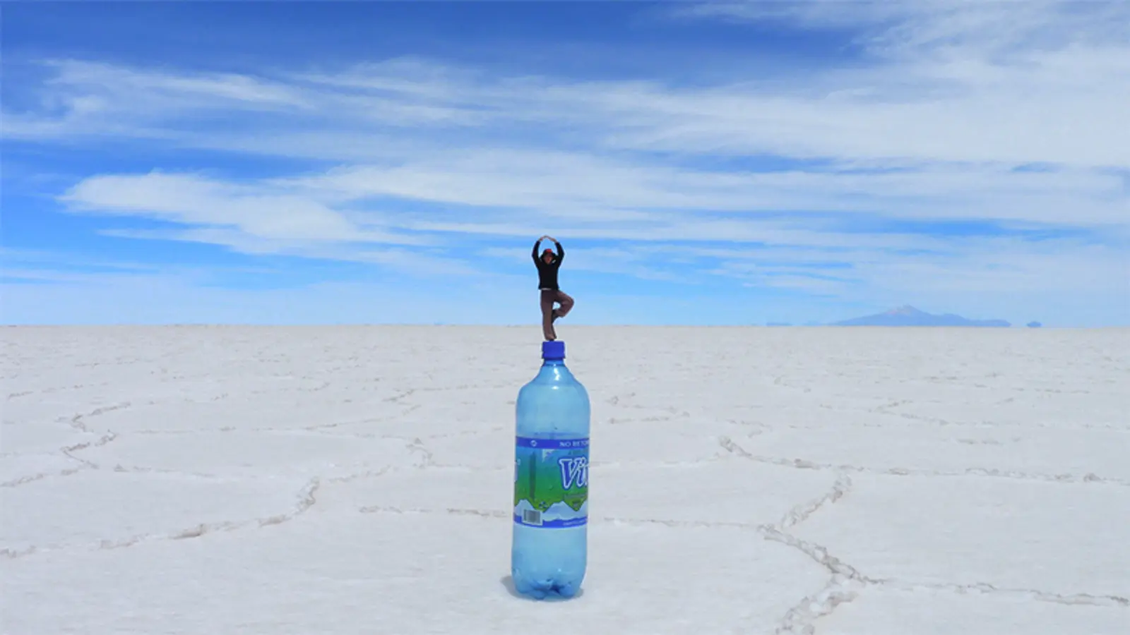 Efeito de perspectiva com garrafa no Salar