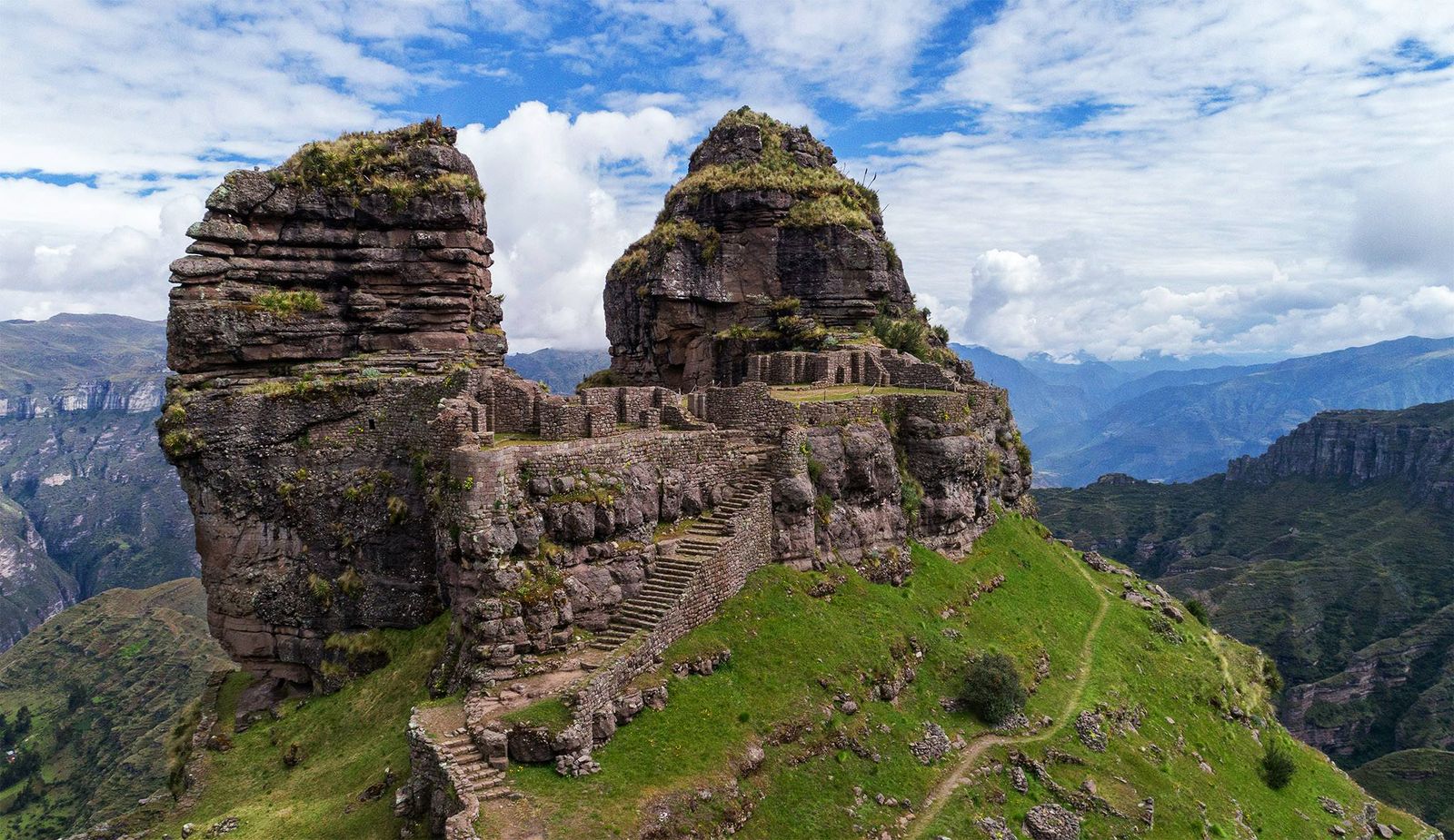 Ruinas incas frente a fondo montañoso