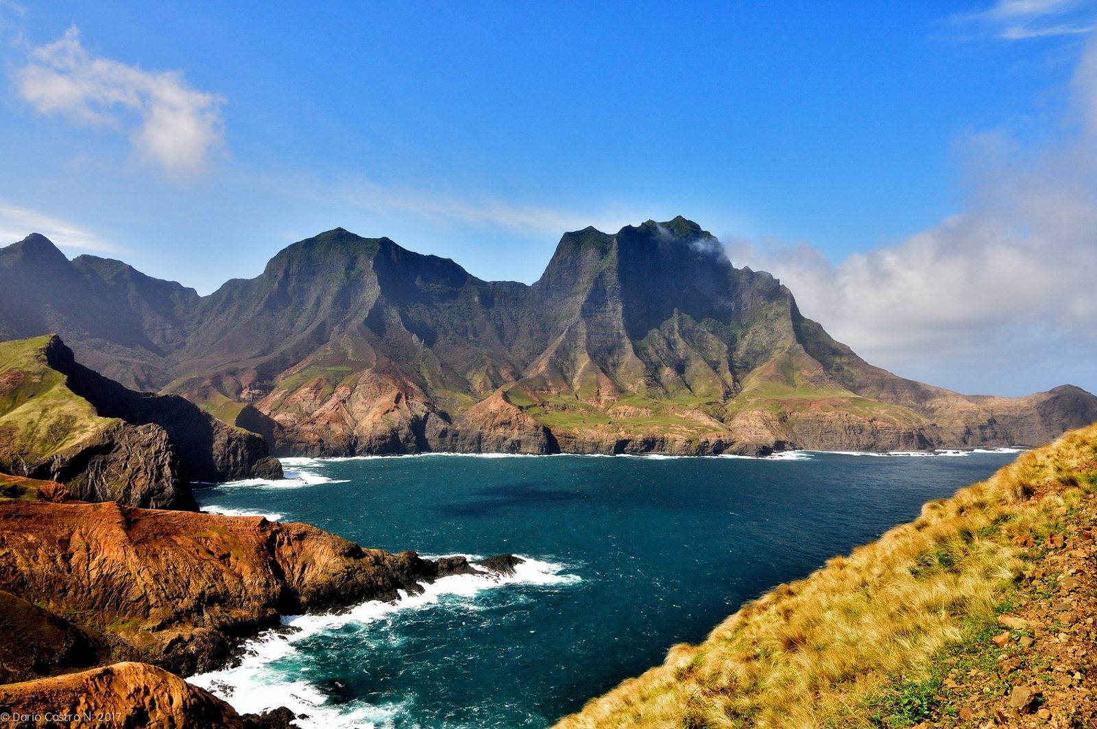 Isla Robinson Crusoe frente al mar