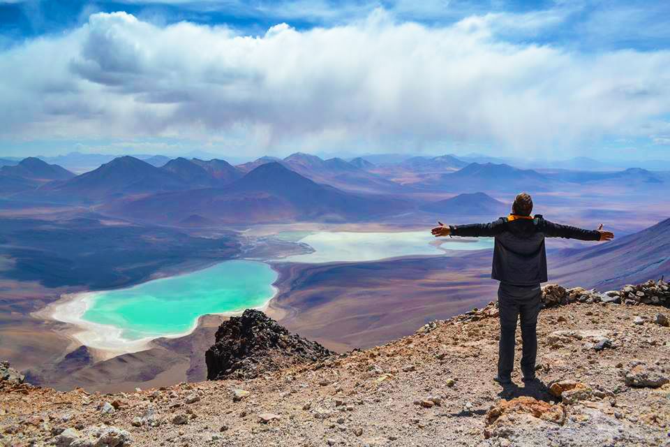 Hombre en la cima de un volcán en San Pedro de Atacama