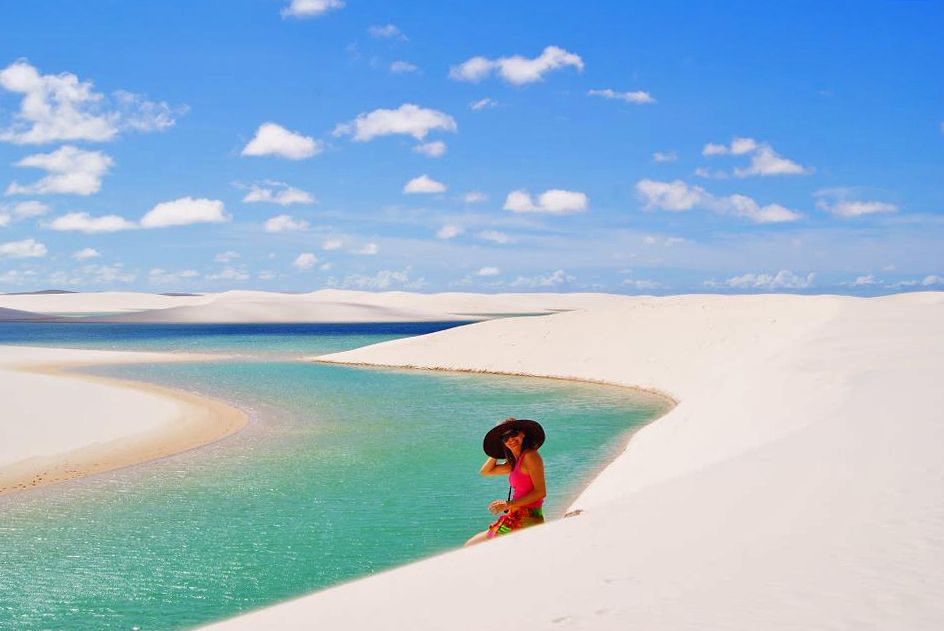 Mujer en desierto y laguna, destinos de sudamerica