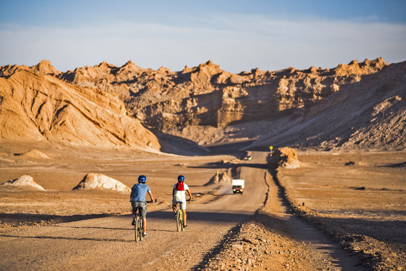 Ciclistas en el desierto
