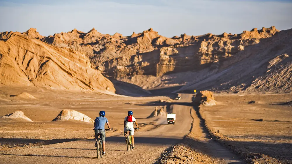 Ciclistas en el desierto