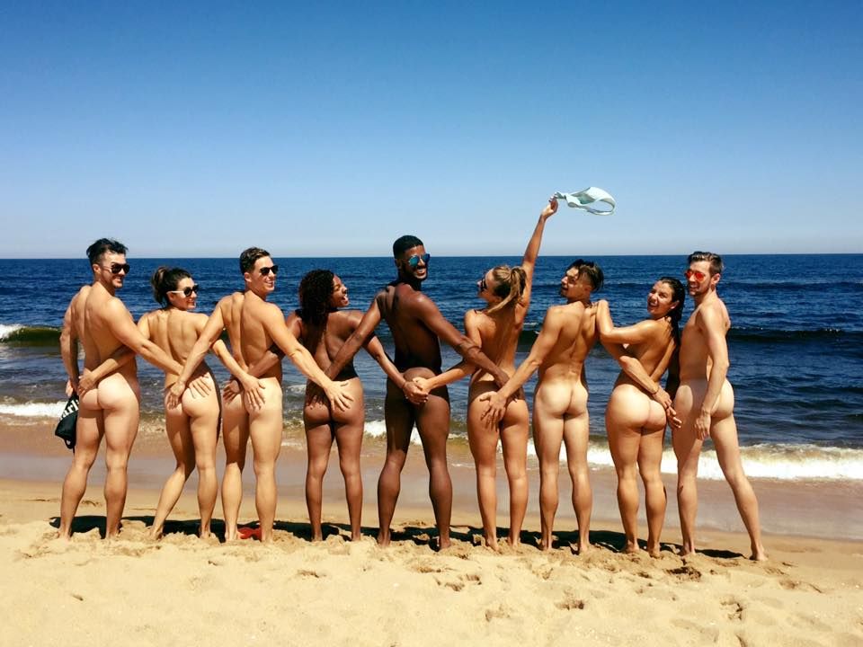 Nudistas frente al mar