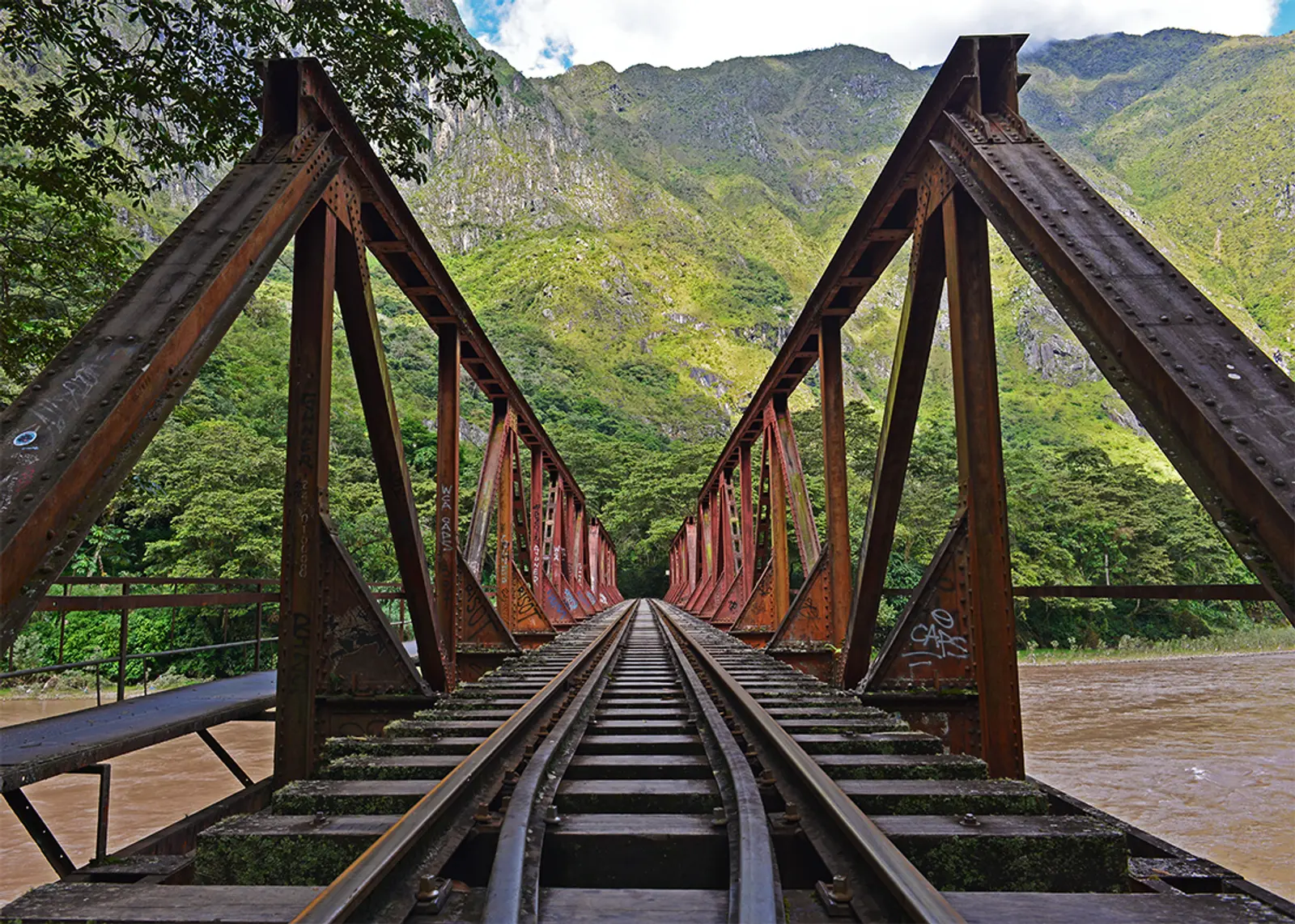 Ponte de trem sobre o rio no meio da selva peruana