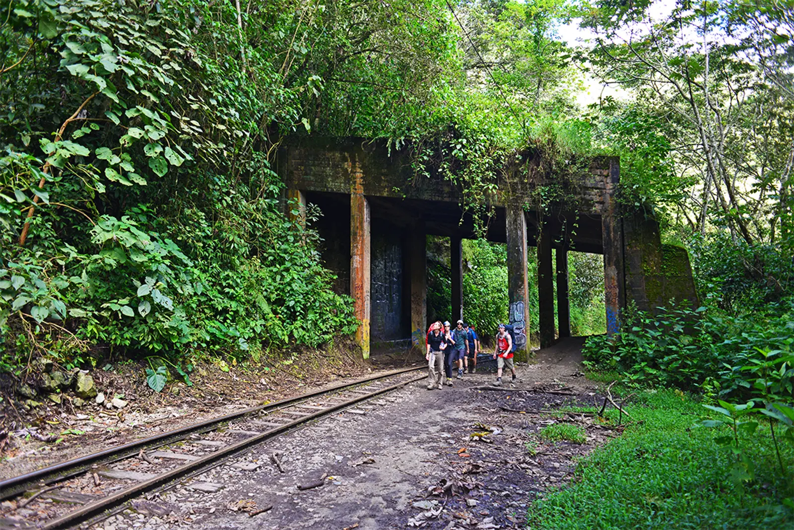Viajantes caminhando sob a ponte na selva peruana