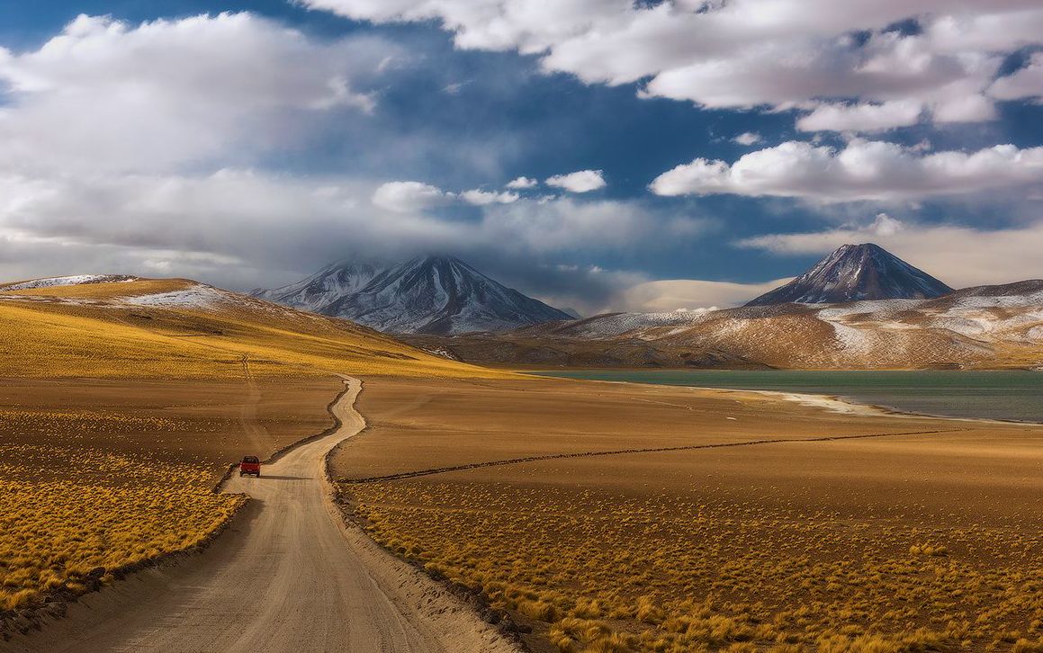 Camino de tierra en el desierto de Atacama