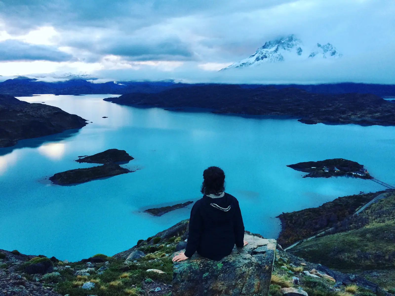 Viajera frente a inmenso lago celeste en la Patagonia