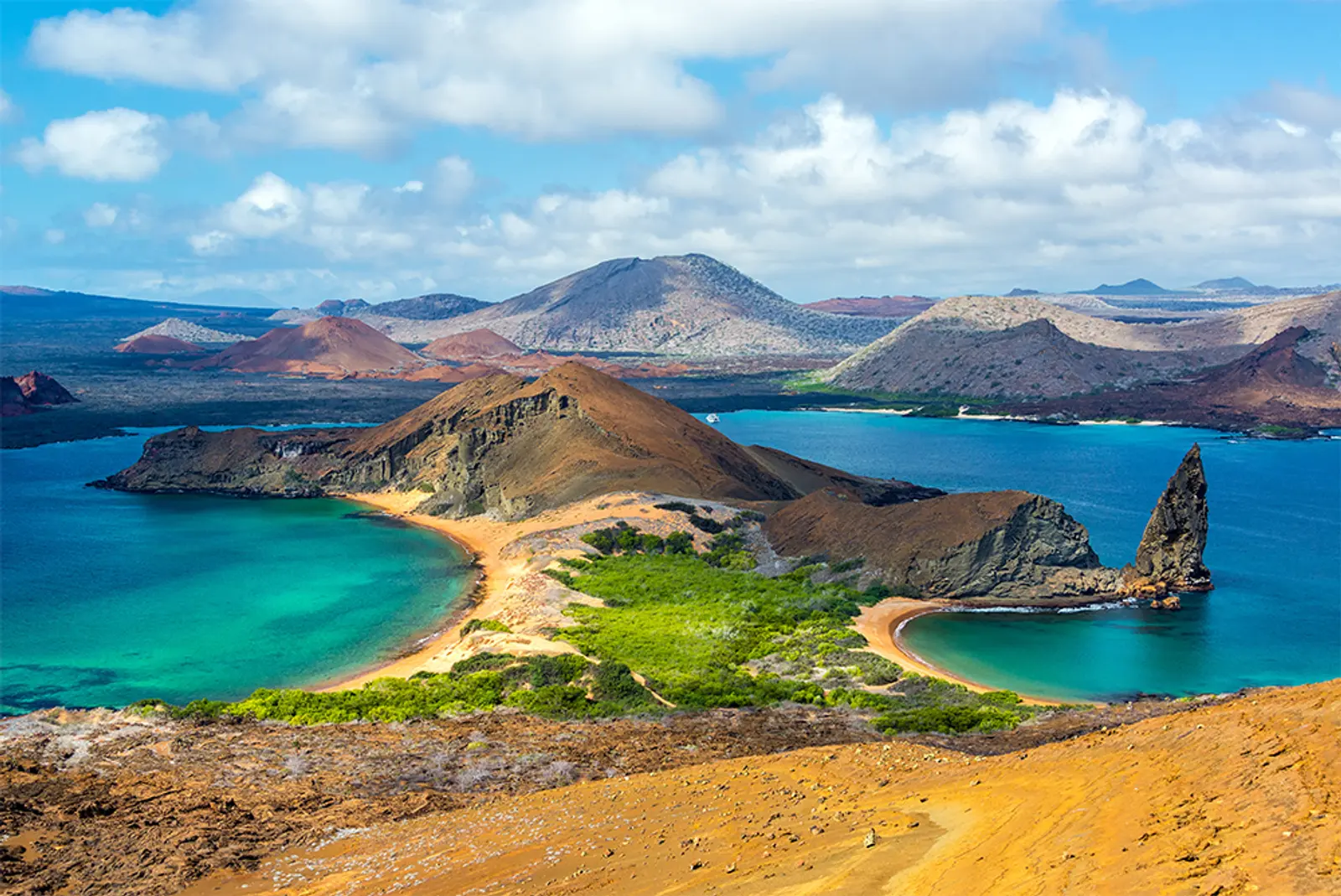 Playa doble con agua color turquesa en Ecuador