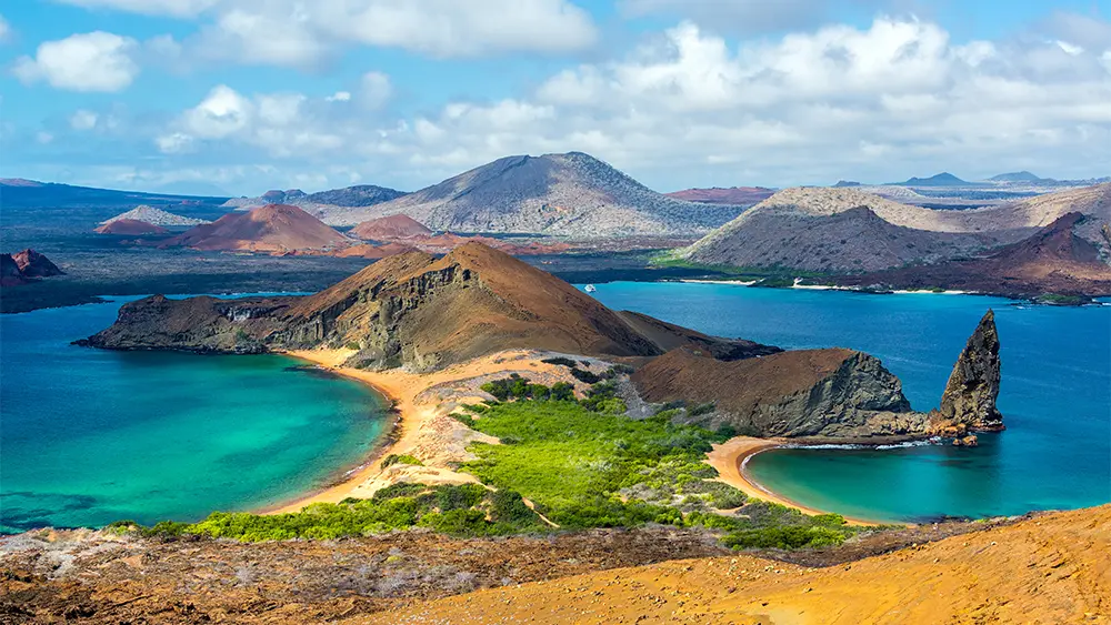 Playa doble con agua color turquesa en Ecuador