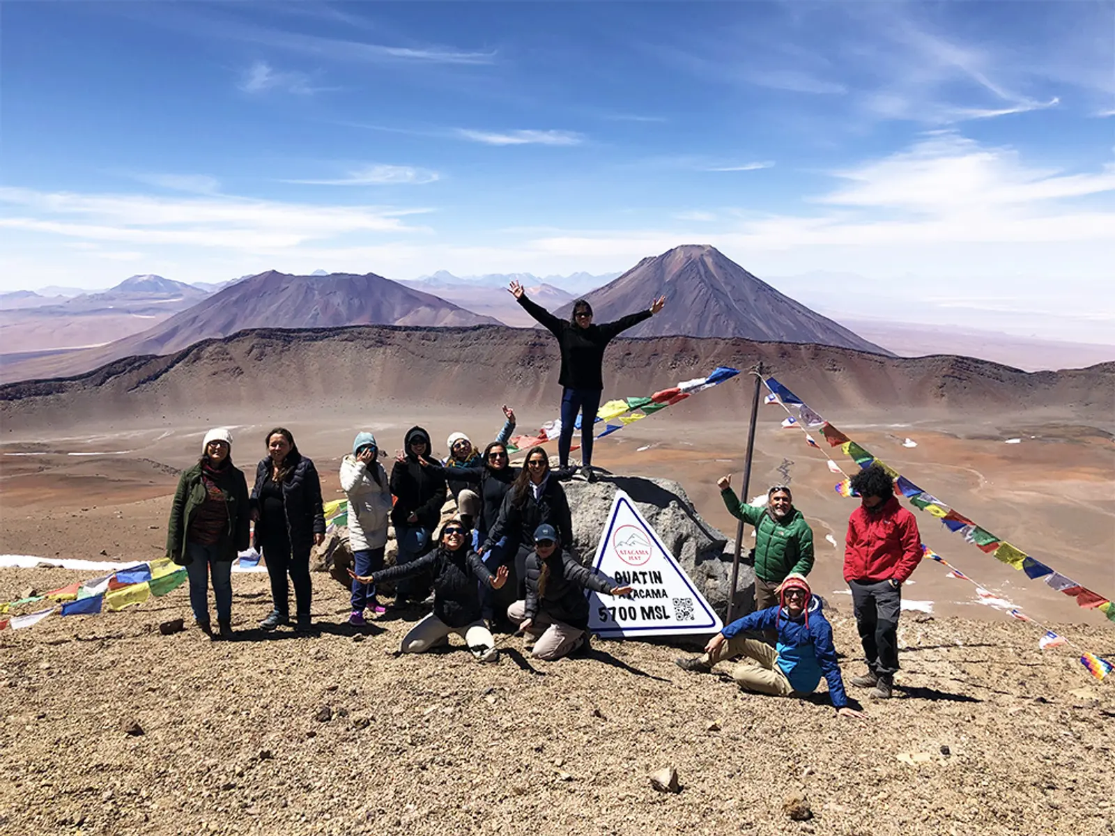 Turistas em frente aos vulcões do Atacama