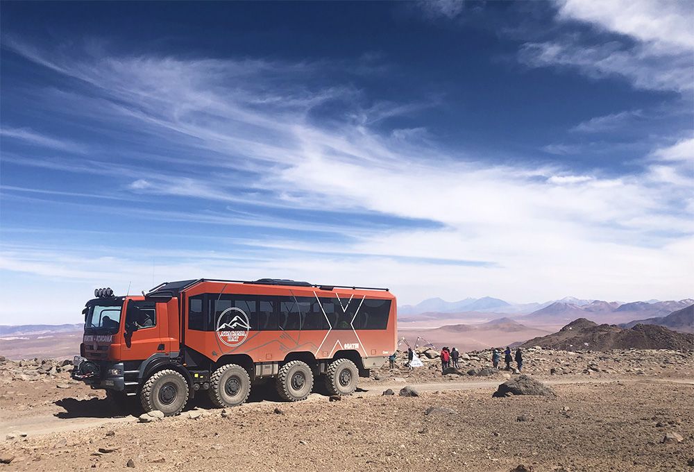 Camión Atacama Hat frente a volcanes