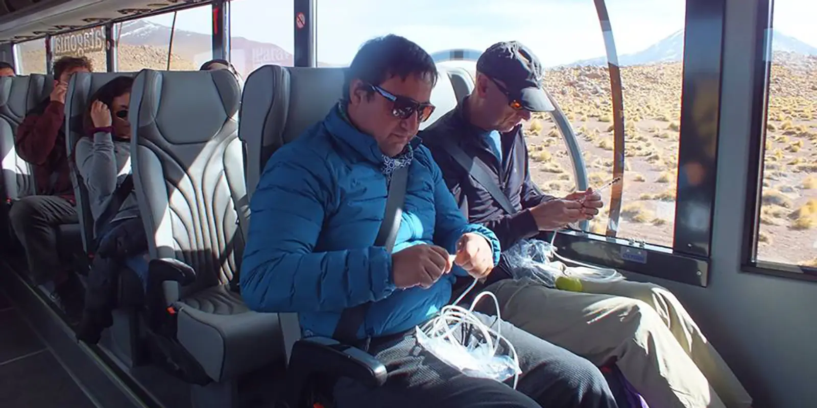Passageiros usam máscaras de oxigênio em passeio no Atacama
