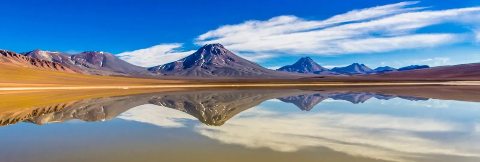 Panorámcia de volcanes en desierto