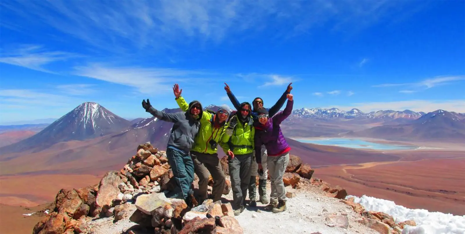 Viajeros frente a desierto y lagunas de atacama