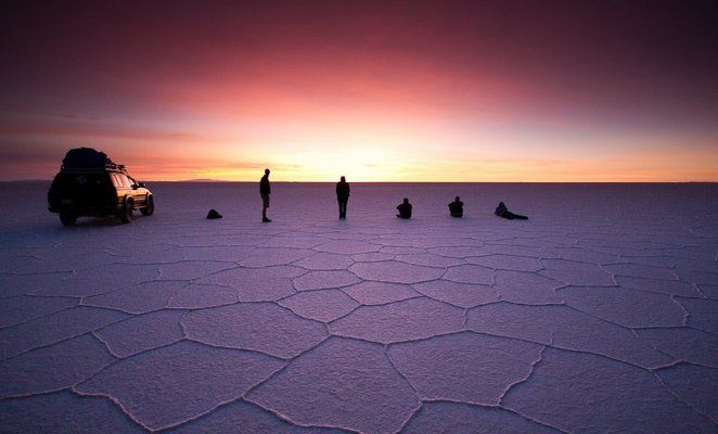 Viajeros durante amanecer en el salar de uyuni