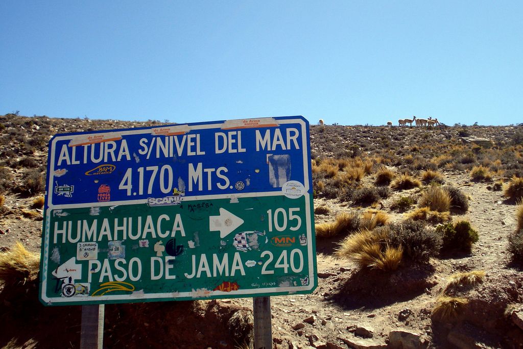 Cartel que indica altura de ciudades