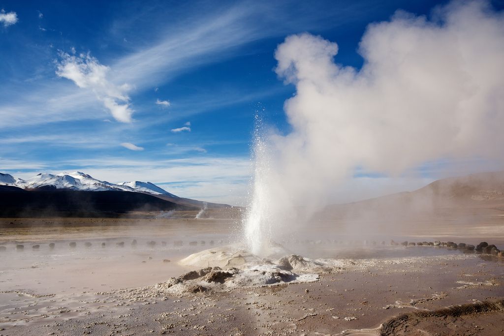 Geyser en campo de geysers y cielo despejado