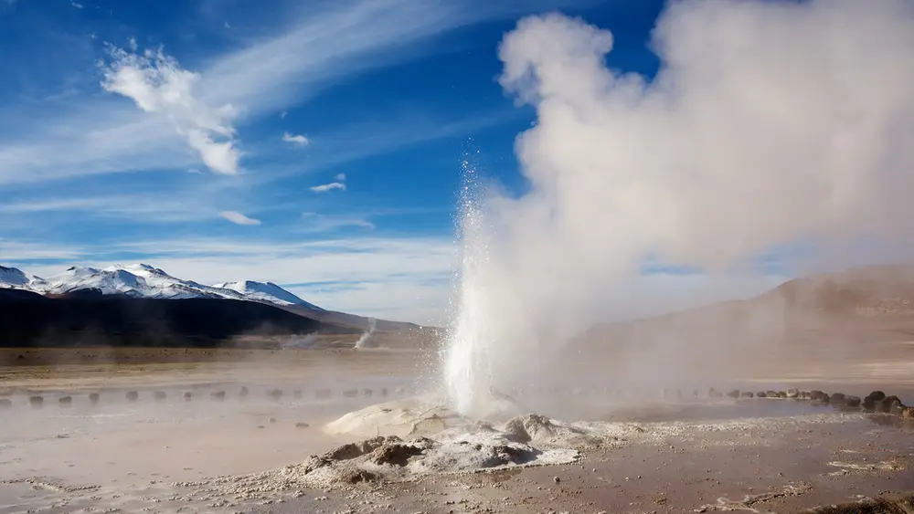 Geyser en campo de geysers y cielo despejado