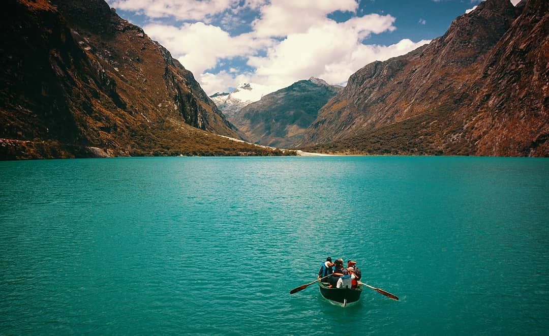 Laguna turquesa y personas en bote