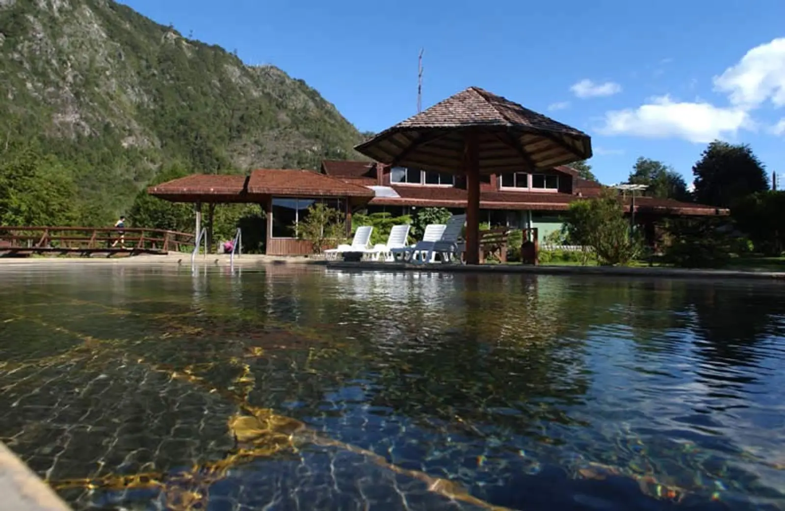 Piscina con agua termal