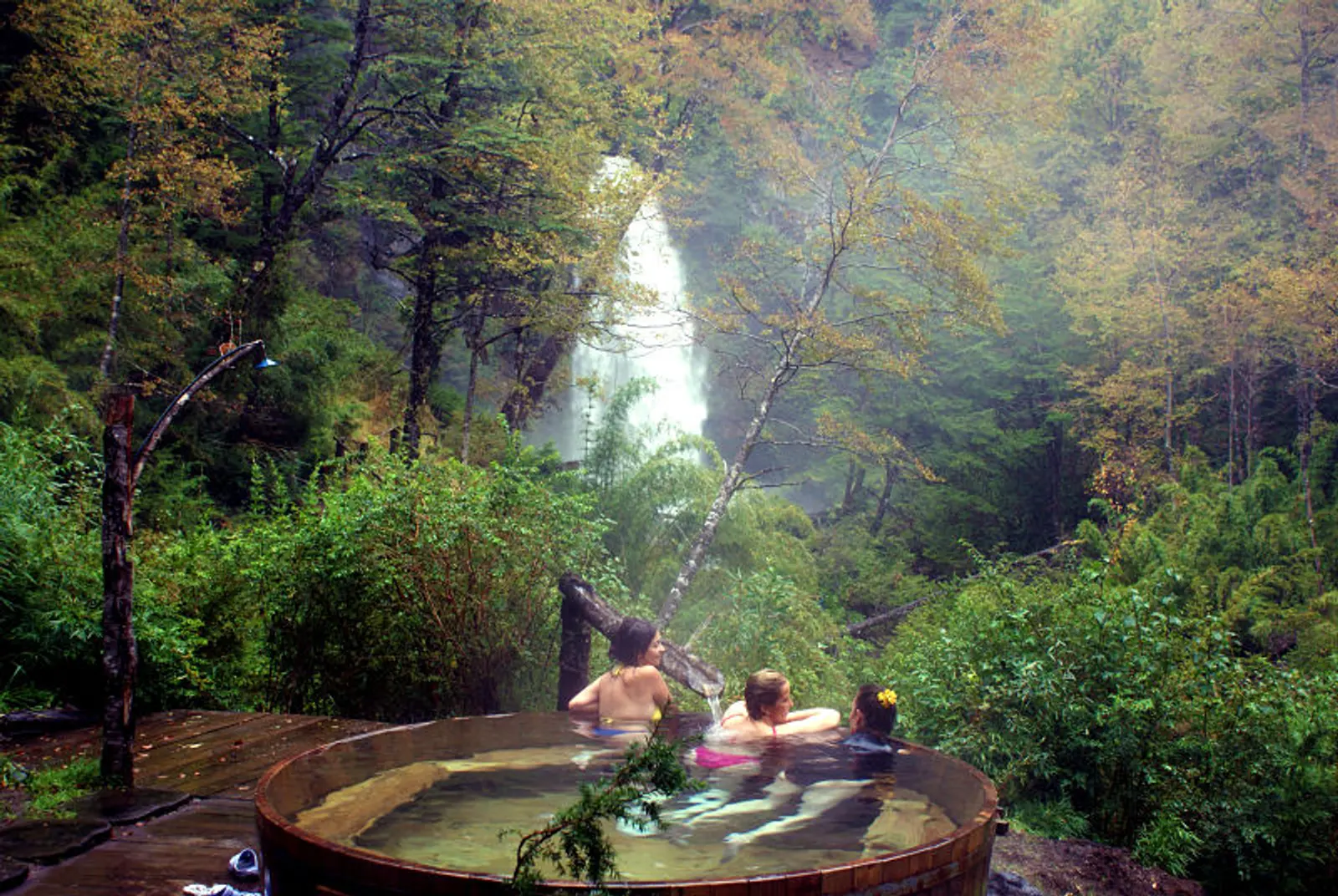 Mujeres bañandose en termas naturales