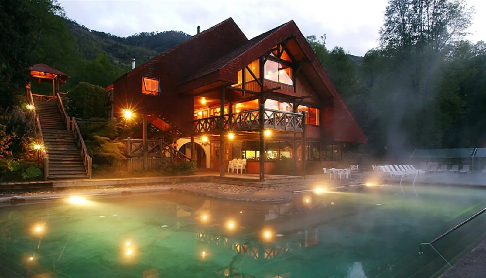 Lujoso hotel sobre piscina de aguas termales