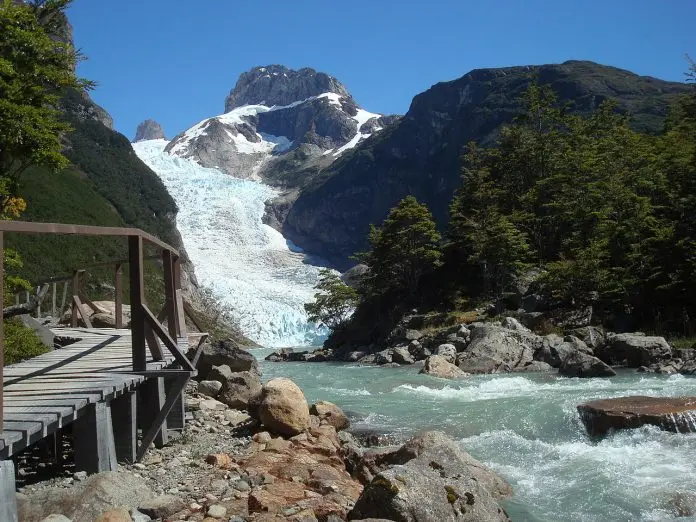 serrano-glaciar Walkable ponte de frente para o glaciar e lago