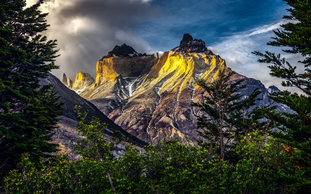Montaña imponente frente a un bosque