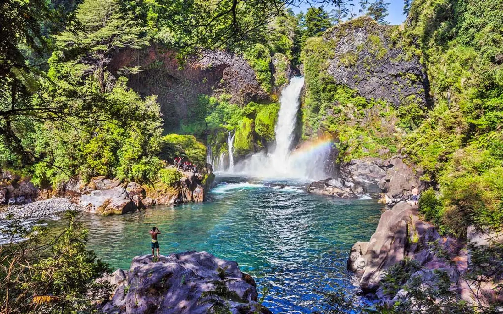 Cascada frente al bosque en huilo huilo