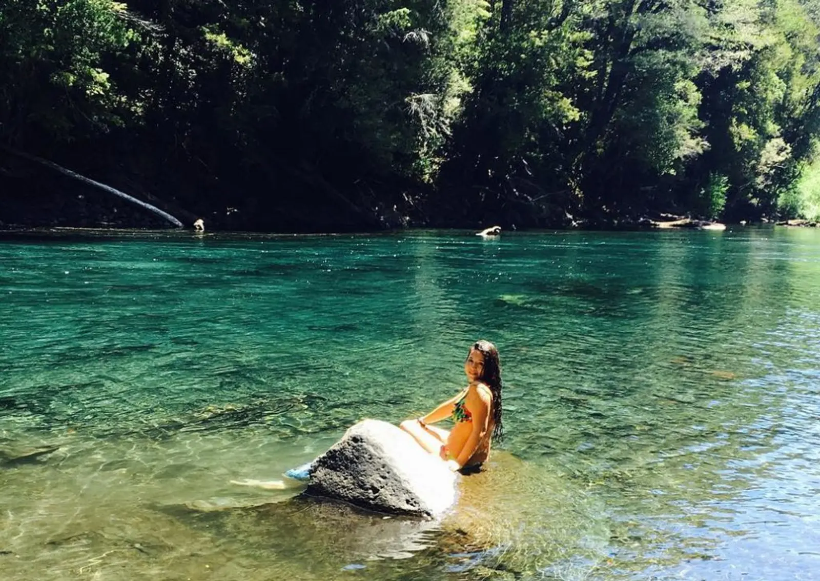 Viajera bañándose en aguas cristalinas