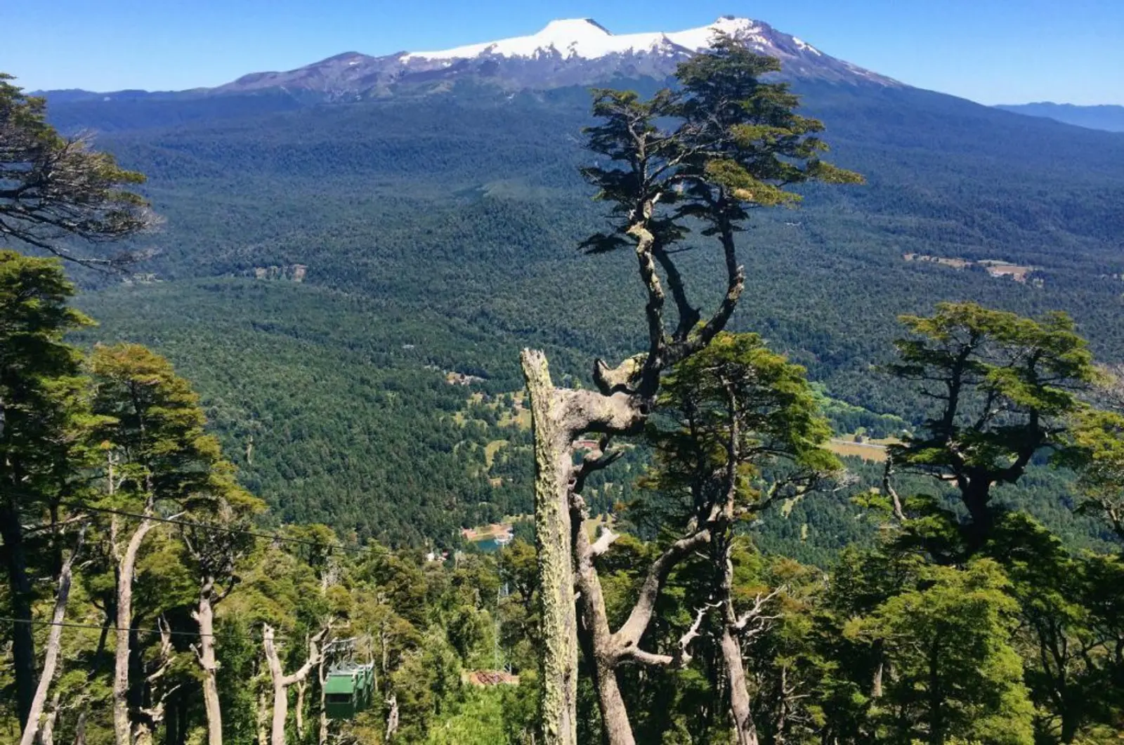 Teleférico sobre paisaje del sur de Chile