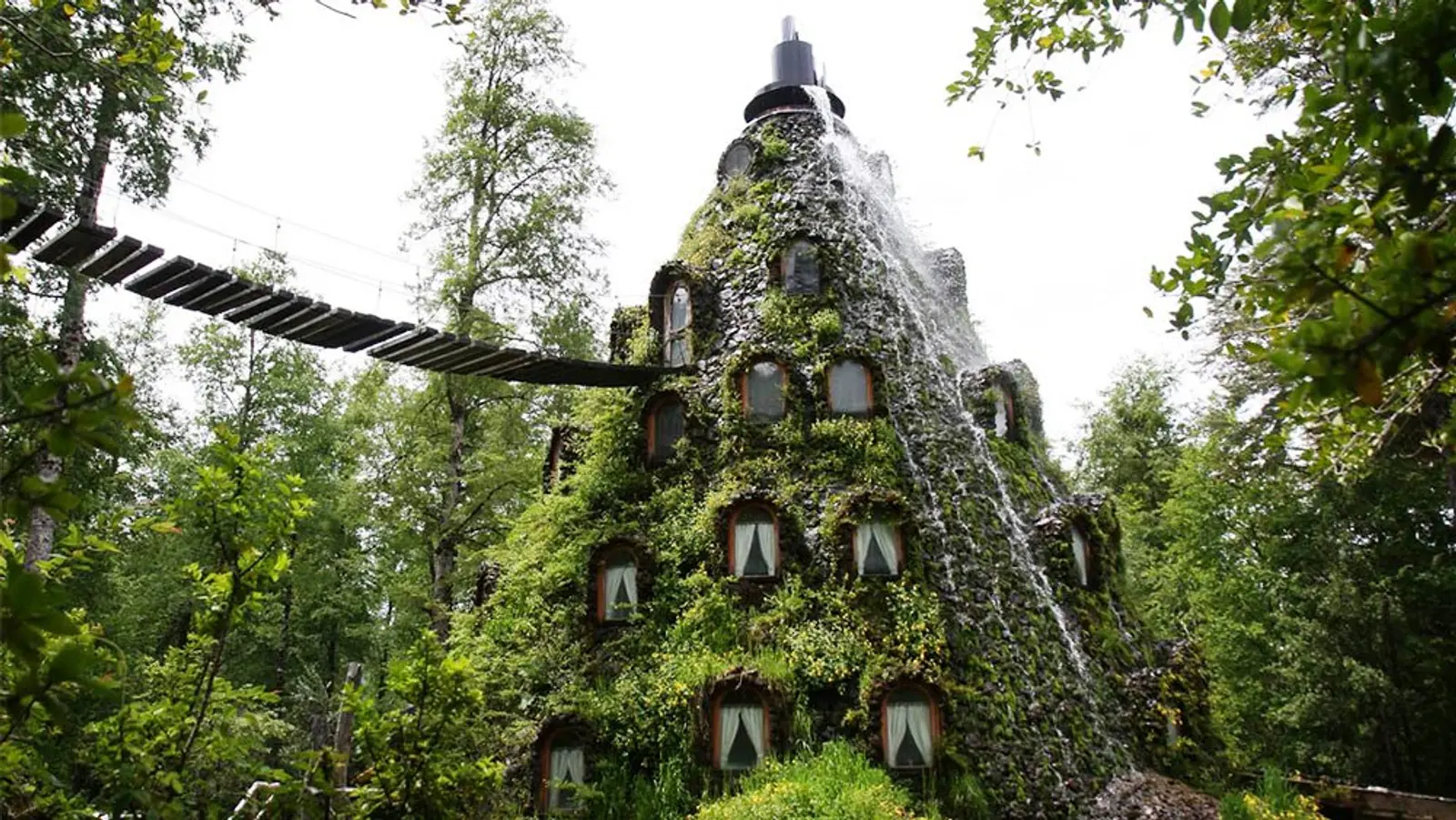 Hotel con extraña forma enmedio del bosque chileno