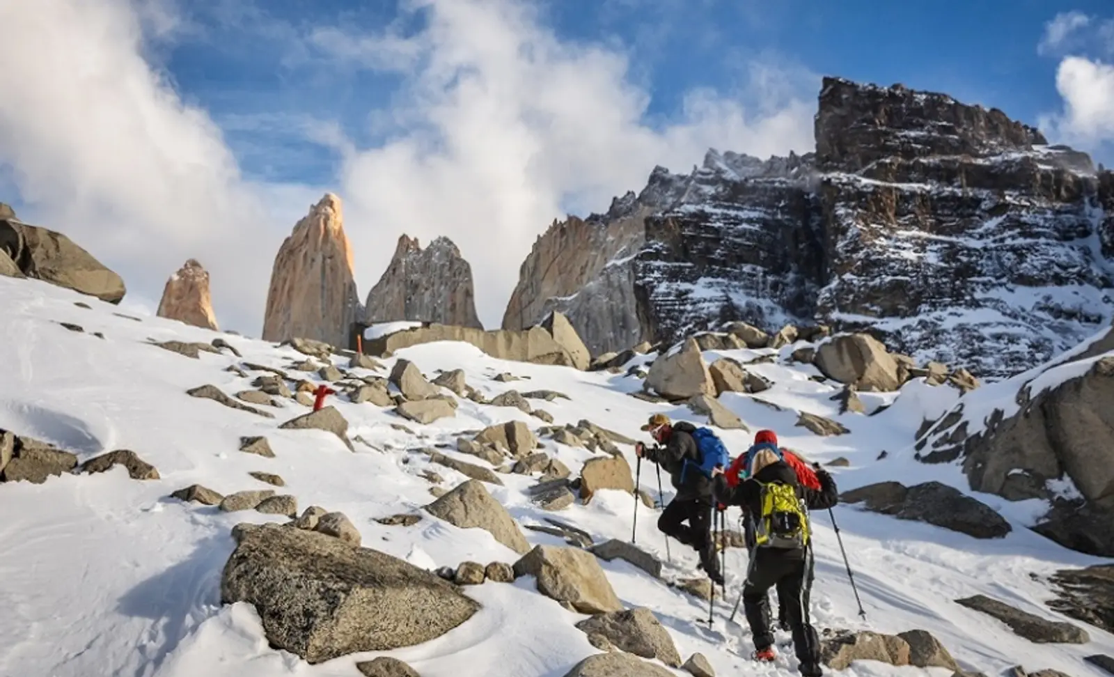 Viajantes caminhando pela neve em direção à Base Torres