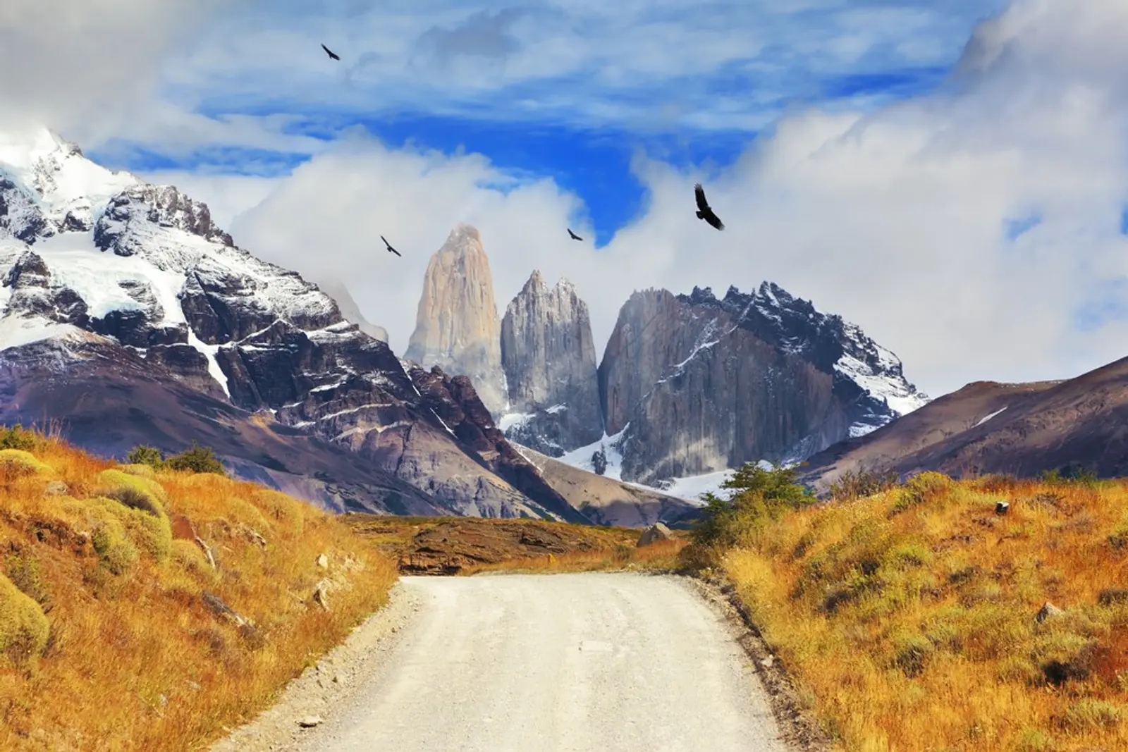 Estrada de terra na direção das montanhas