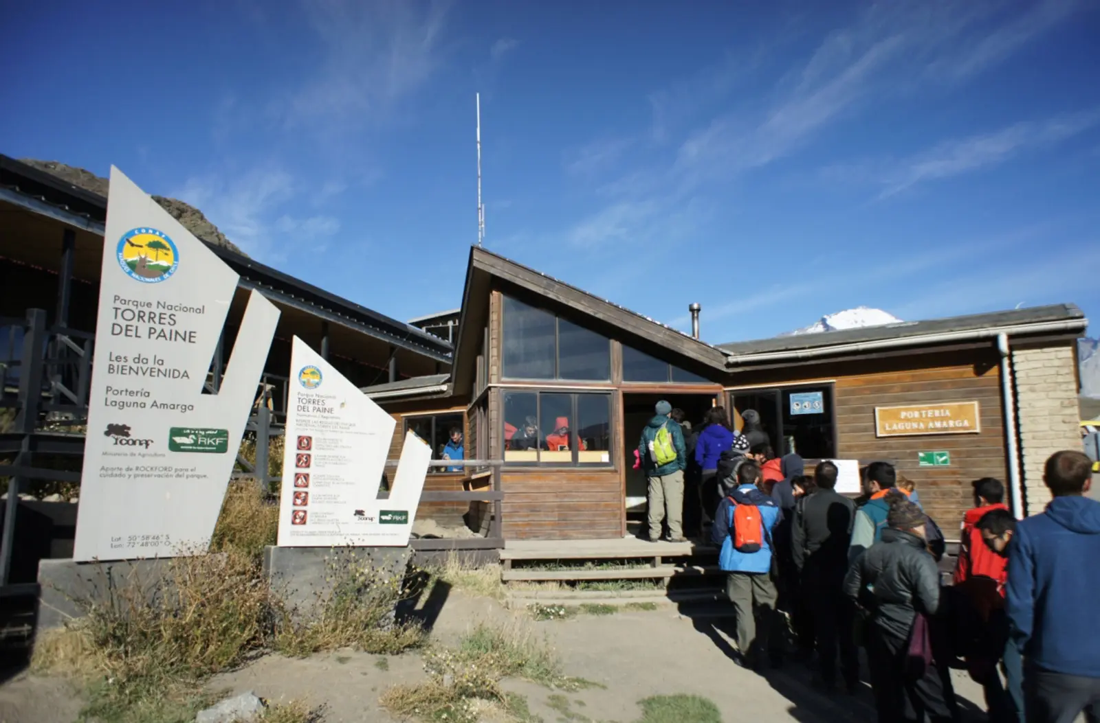 Pessoas fazendo fila para entrar no Parque Nacional Torres del Paine