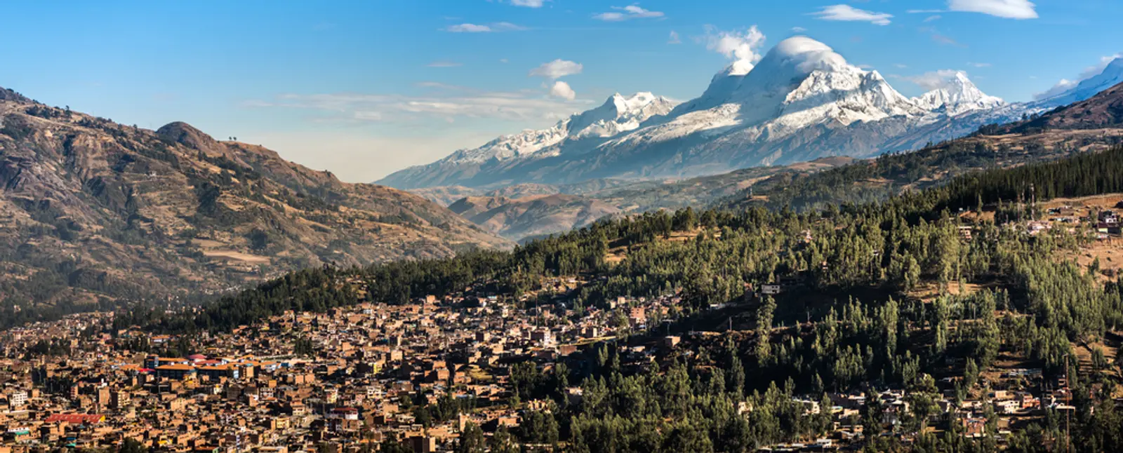Ciudad bajo las montañas