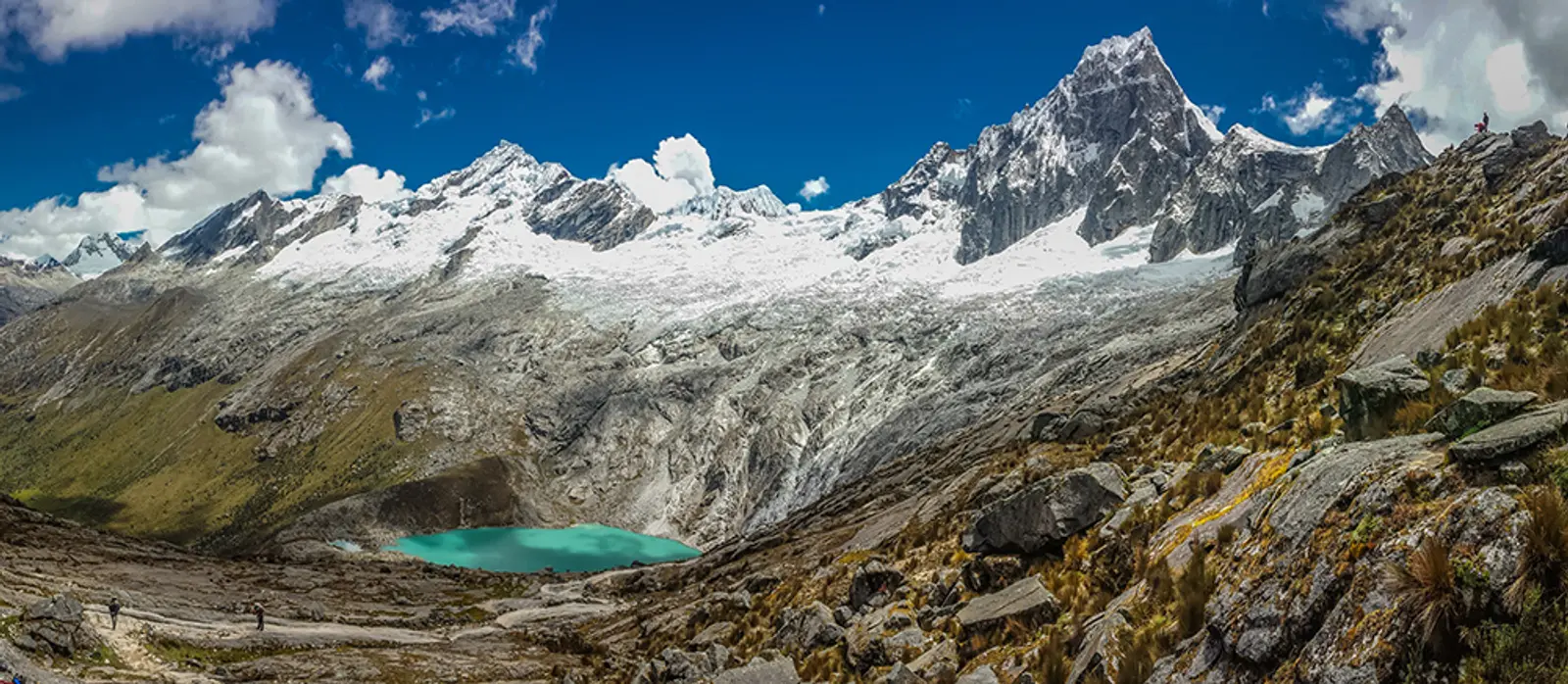 Laguna turquesa bajo montañas