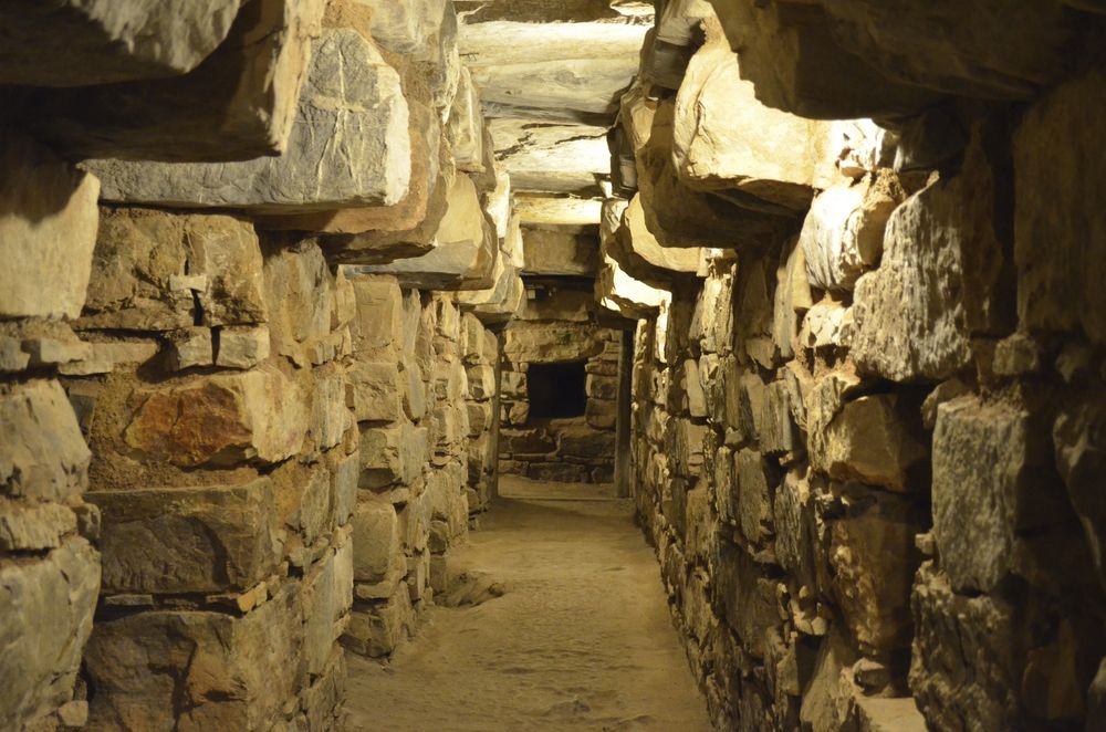Túnel bajo tierra en complejo arqueológico chavín de huántar
