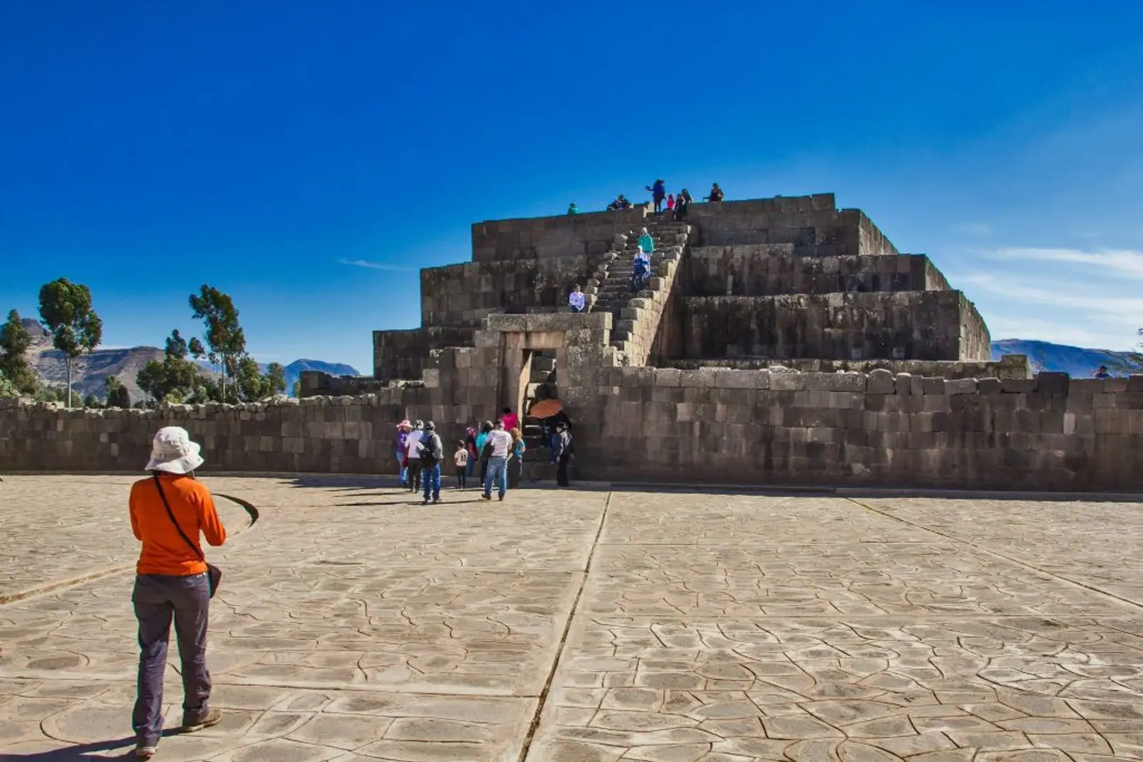 Turistas frente a pirámide inca en Ayacucho