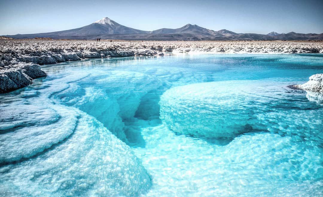 Laguna color turquesa enmedio del desierto en uno de los mejores lugares de Sudamérica
